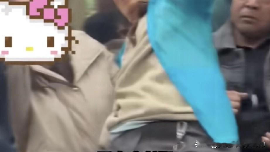 “我就坐你腿上”，上海地铁上，老人强坐女生腿上，推也推不走。据视频报道，上海