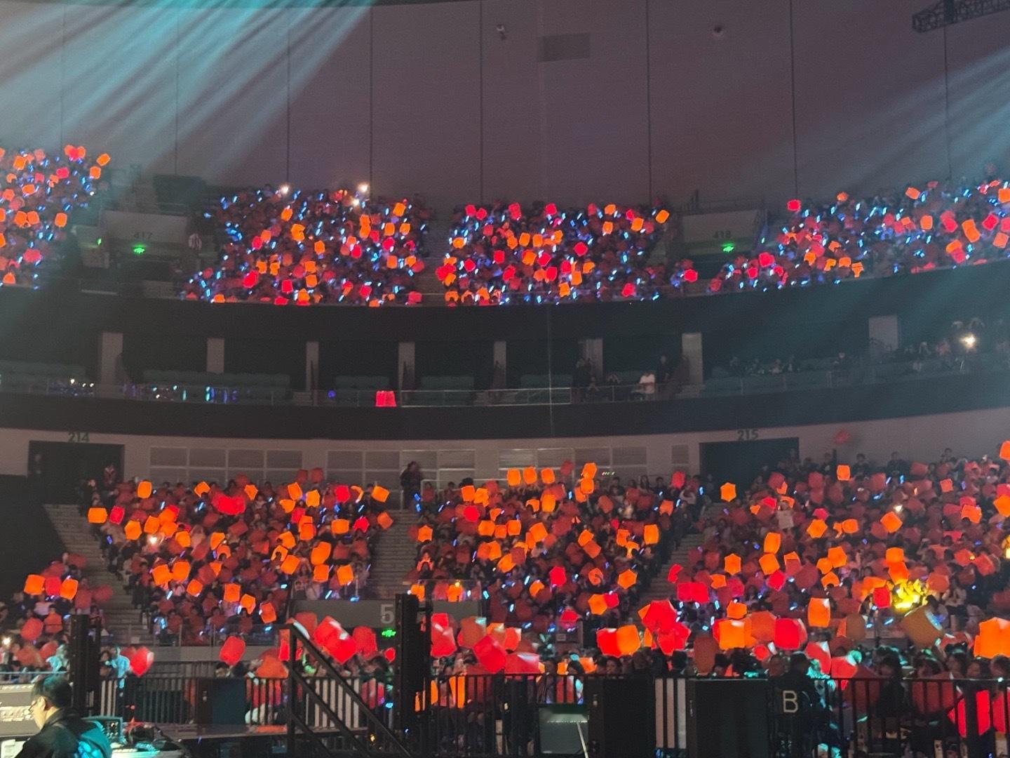 此刻的西安正在发生光学奇迹！数万道暖光穿透夜色织成巨大的羽衣，轻轻笼罩着那个教会