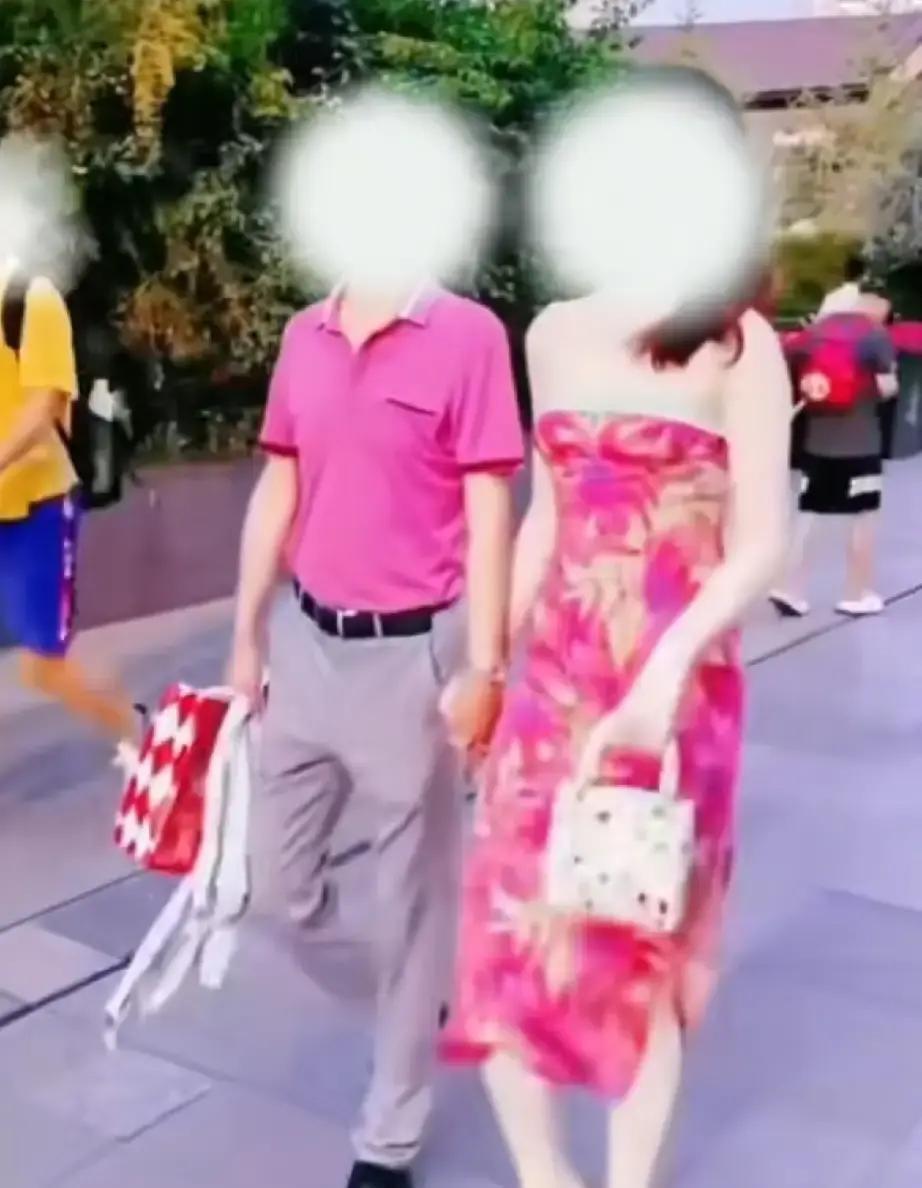 一张抓拍就被脑补成婚姻悲剧，这事儿真有点离谱。前阵子，一张街头照片突然火了。