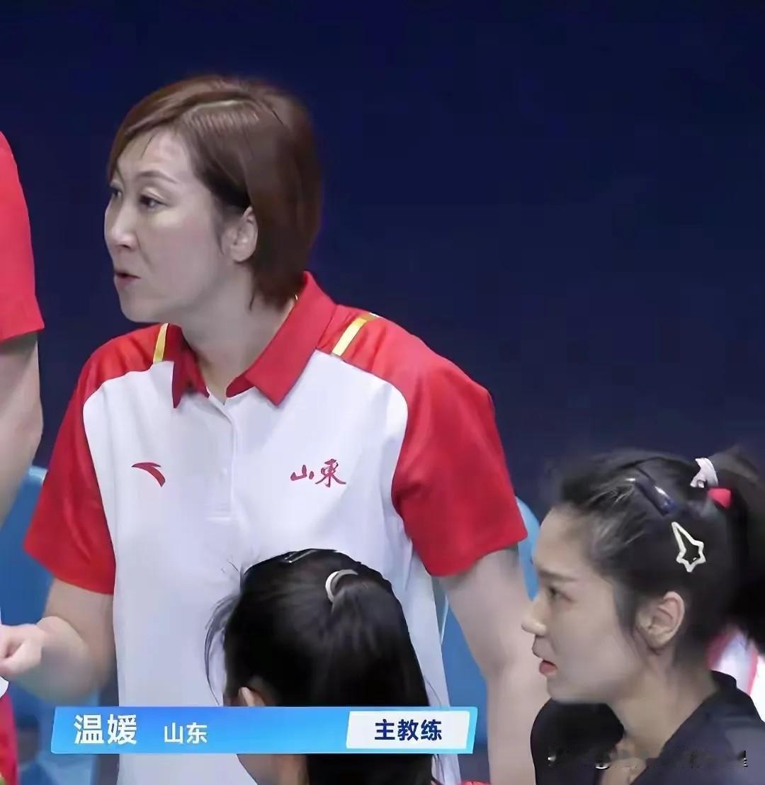 夫妻档“轮值”？山东女排这操作看懵了！刚在全运会拿亚军，主教练还是温媛。转眼
