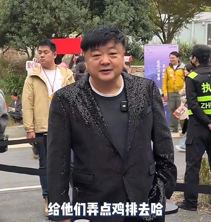 洪剑涛在活动上看到了鸡排哥，鸡排哥十分热情的炸了一块鸡排让洪剑涛吃，洪剑涛却摆手