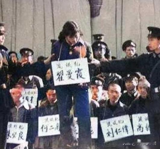 1983年，年仅25岁的“女流氓”翟曼霞被带到了刑场，而当法警举起步枪准备开枪之