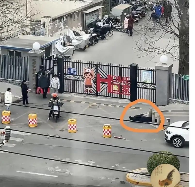 一个老人在大门前摔倒，来来往往的人路过无人去扶，甚至远远站着看都没人敢去扶。没人