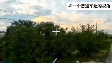 俄乌前线，两名乌军无人机操作员开着皮卡运载着一架“巴巴亚嘎”大型投弹无人机因为离