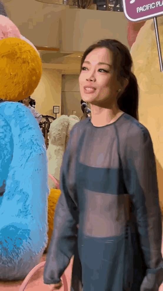 我发现了一个惊天大秘密！容祖儿原来跟郑秀文一样，之前那些凹凸有致都是假的？是