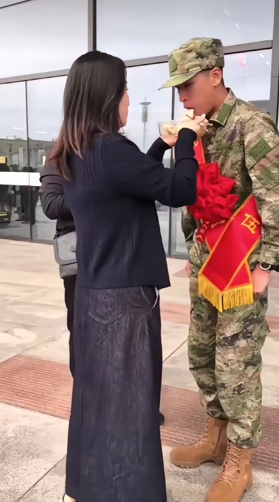 一名女子端着饺子，眼含热泪喂着面前的小伙子，得知两人的真实关系，让人感动泪目了。