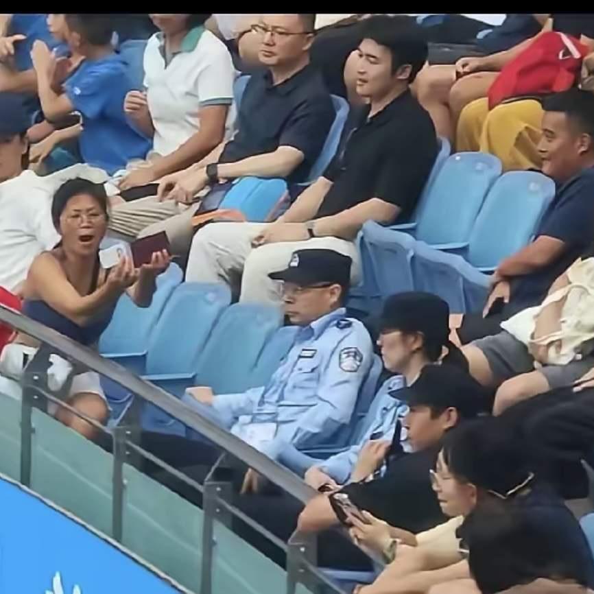 今天大闹球场的是什么处罚啊？不会就教育下。其实这件事还有一个隐藏后果，以后她
