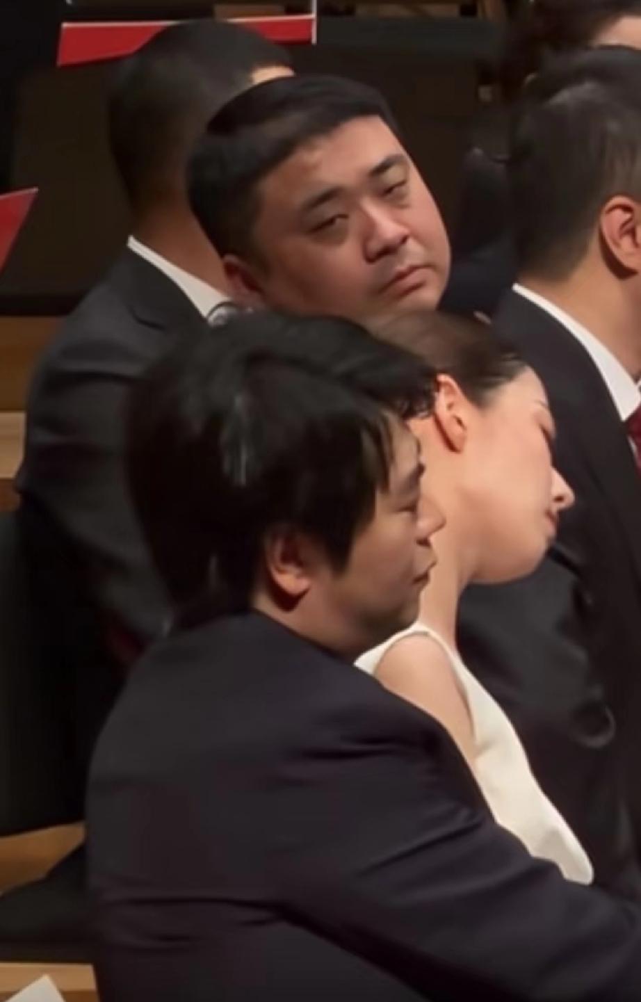 4月21日，郎朗与吉娜一起现身成都参加音乐会，二人几乎同时闭眼弹奏像睡着了一样，