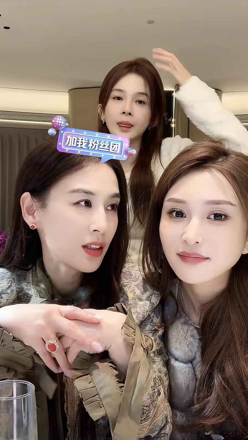 黄圣依空降朋友直播间，明星来了效果就是不一样，她一来直播间五万人在线，赵缨子也在