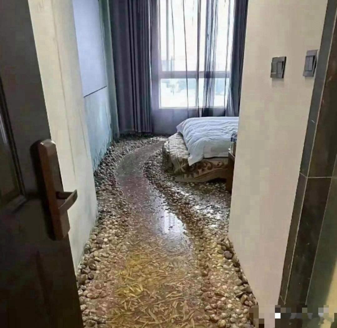 今天去朋友家，刚进门我就愣住了。他家的地面装修得跟真的水沟一样，真是太有逼真感了