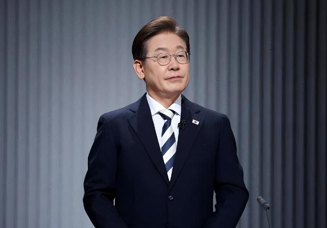 2026年4月初，法国总统马克龙开启东亚之行，从日本到韩国，短短数天内外交立场反