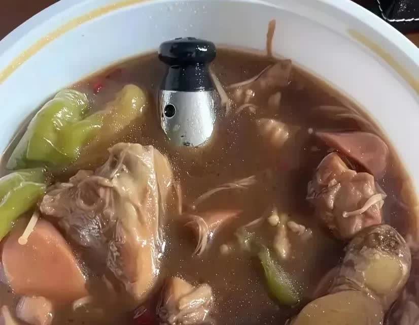 山东，一名男子在一家餐馆打包了一份炖菜，回家吃的时候，他发现菜里有一块金属物，他