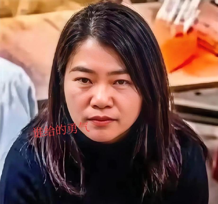 保定这泼油汤的大姐心肠到底是啥做的？看监控里她那动作，稳准狠，连着往人饭