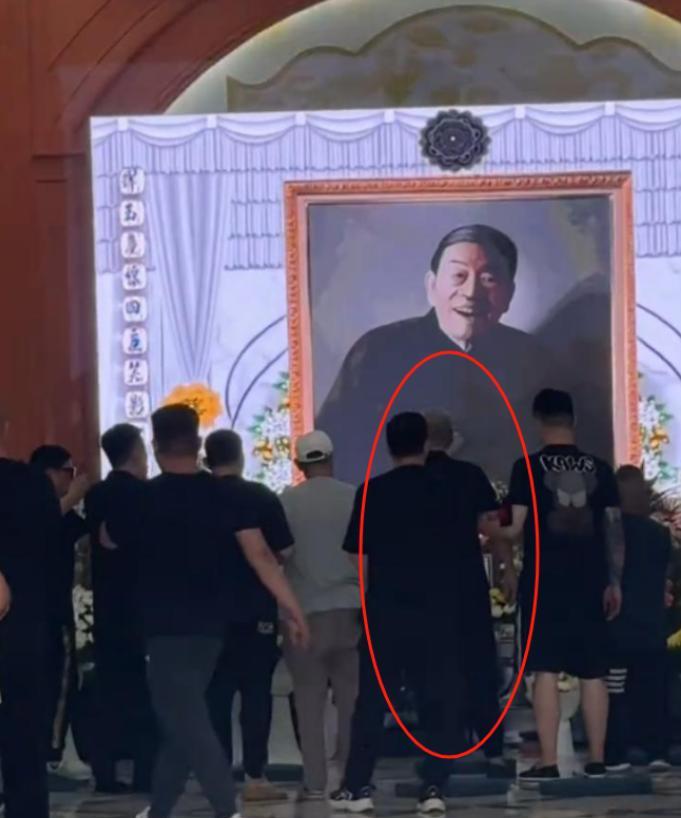 突发！杨少华吊唁现场出现意外，前央视导演灵前失控，看着杨老先生的遗像，越说越激动