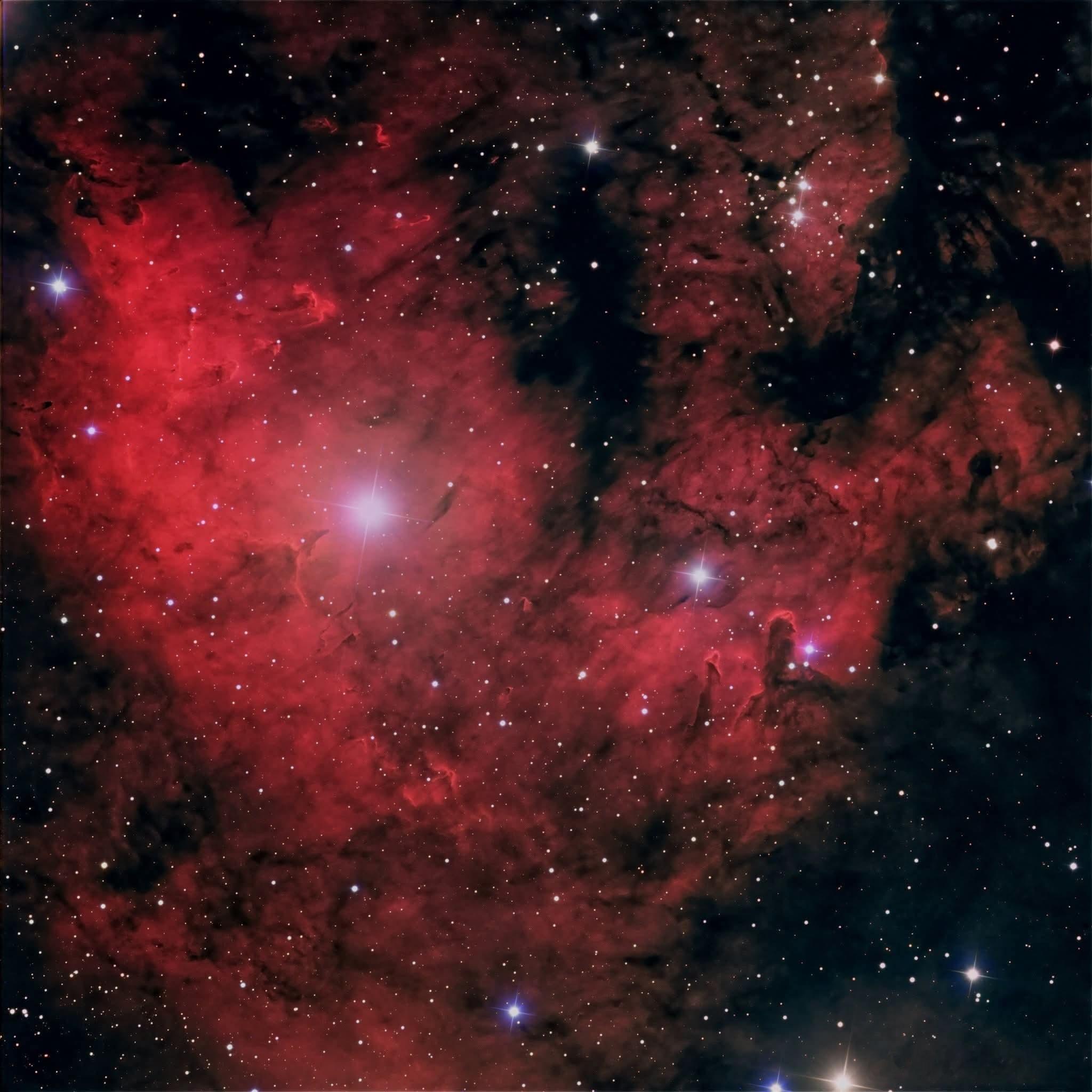 NGC7822是仙王座中一个典型的星团形成“水疱”：一个年轻的星团既在照亮云