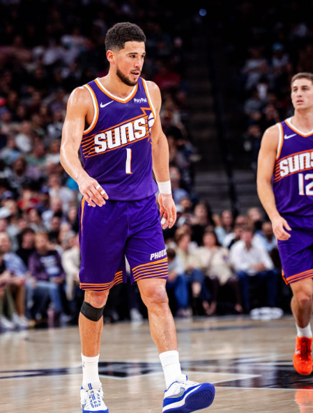 现在布克的状态真是一言难尽。出手犹犹豫豫，好多无效分球，好机会不投，不好的机