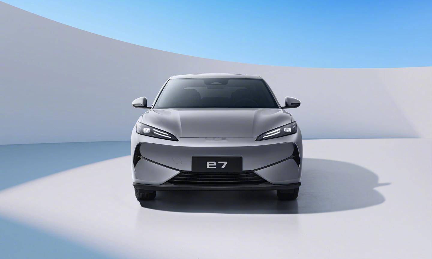 【比亚迪e7中型纯电轿车正式上市，限时焕新价9.88万元起】比亚迪e7