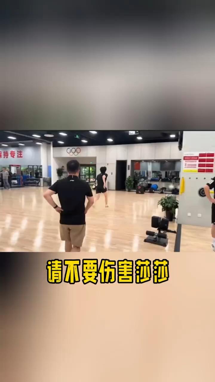 如果你喜欢头头，请不要伤害莎莎。如果你喜欢莎莎，也请不要伤害头头。因为胸前的国旗