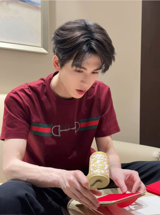 1.张凌赫新剧要上线，俩人拍戏的时候关系一般，这部戏播出的前期也不会过度捆绑炒C