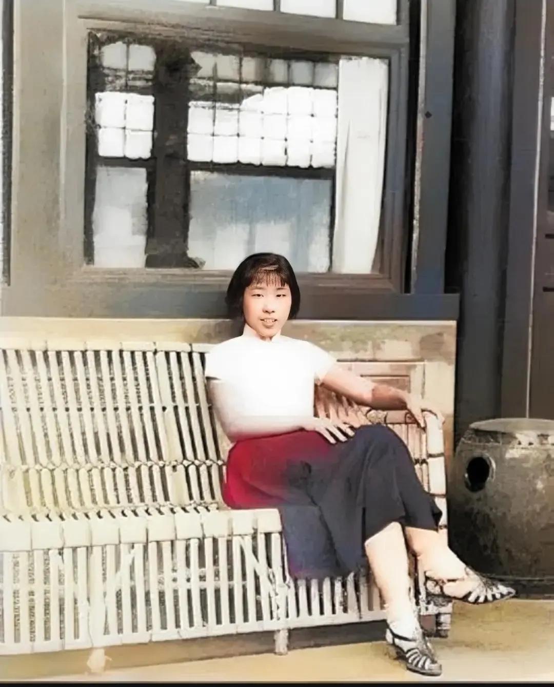 1945年，24岁的王光美在辅仁大学校园内的一张留影，虽然当时才20出头，但是她