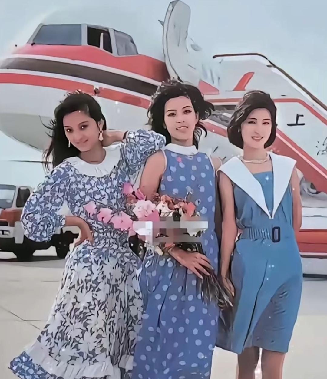 80年代上海机场的一张老照片。没有美颜，没有滤镜，三位女演员打扮得时髦大方，笑