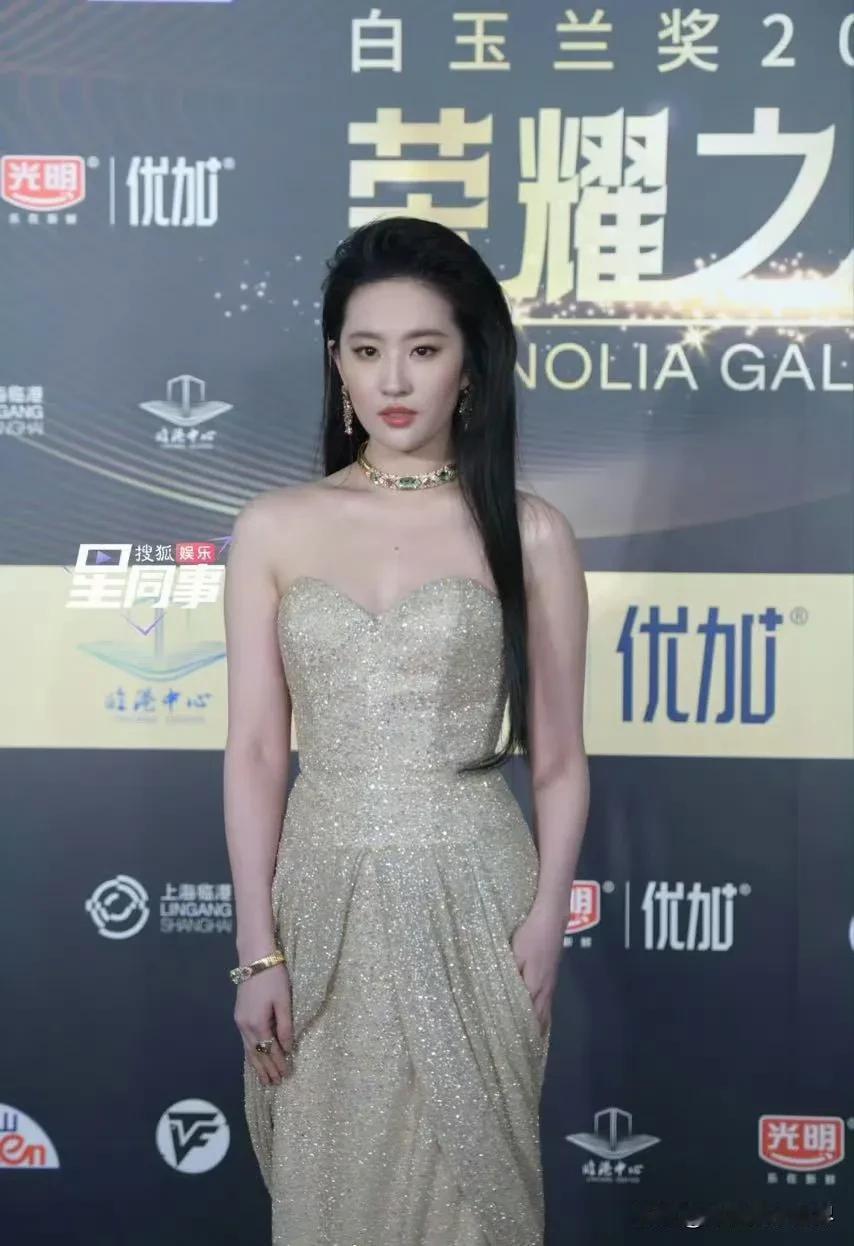 总感觉刘亦菲不太对劲，她都已经37岁了，皱纹、皮肤松弛、脱发，这些中年人