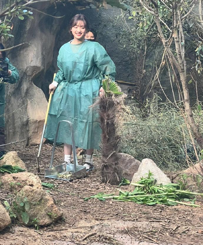 沈月路人视角下超亮眼，没了精修滤镜，颜值依旧能打，气质明媚灵动，让人眼前一亮。