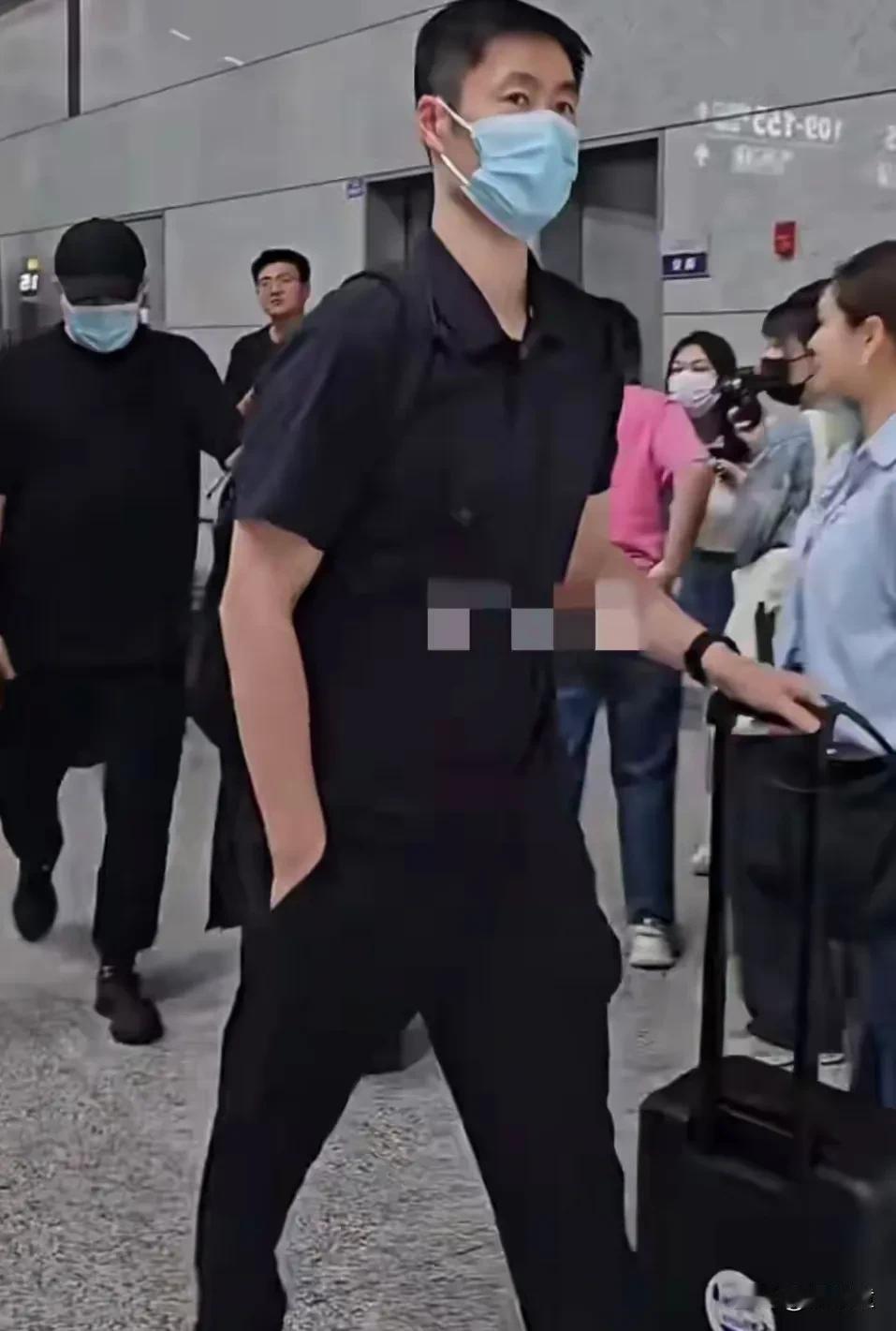 王励勤这“官”难当啊…国乒结束成都封训回京，大家都是自己推着行李箱，全部都是经