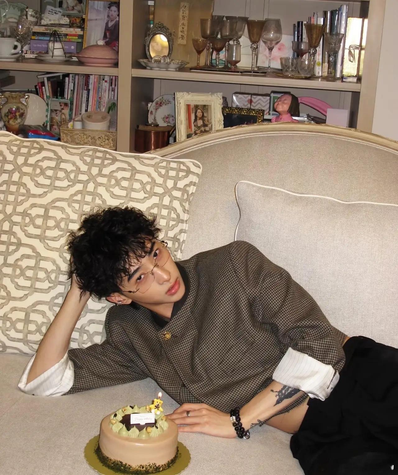 伊能静儿子过24岁生日，晒和爸爸庾澄庆、妹妹小米粒的合影！他应该是过了两场生日，