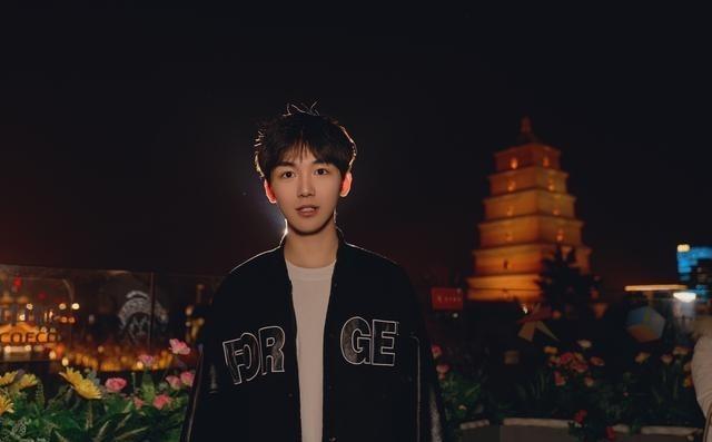男士怎么拍的小技巧。图一是夜景人像，布光上在脑袋后面加一个闪光灯，打出发丝轮廓就