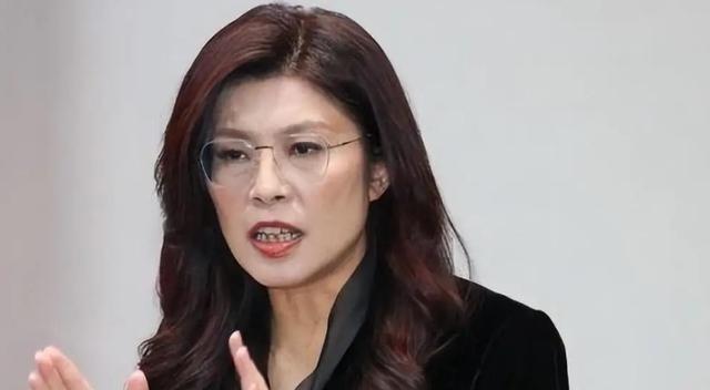 谁能想到，民进党当局刚准备抡起大刀，把“通敌”的罪名扣在访陆归来的郑丽文头上，北