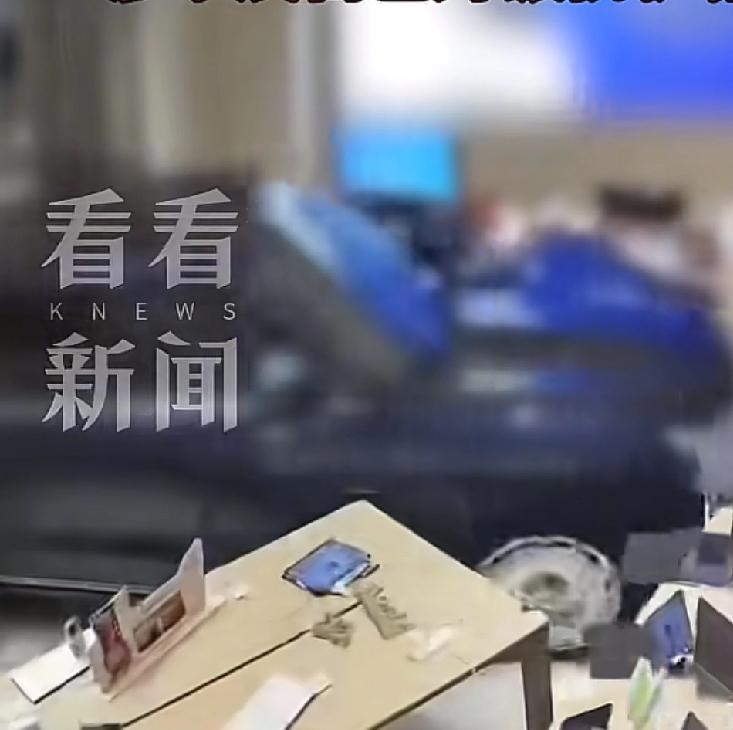 出现这种事情，是否解释的太过于敷衍了广东中山一个商场1楼，一辆展车直接进入了旁