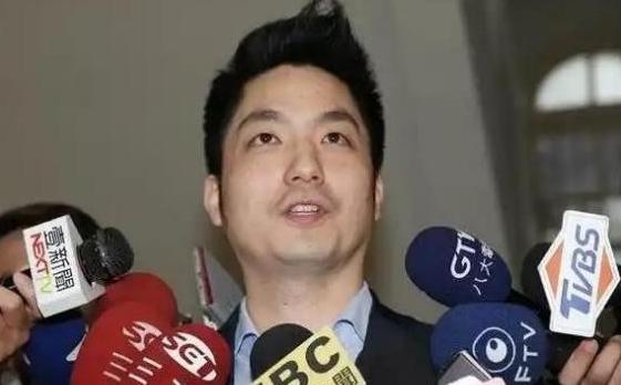 台北市市长、蒋介石的曾孙蒋万安直接把话撂下了！他当着媒体的面斩钉截铁地表示，自己