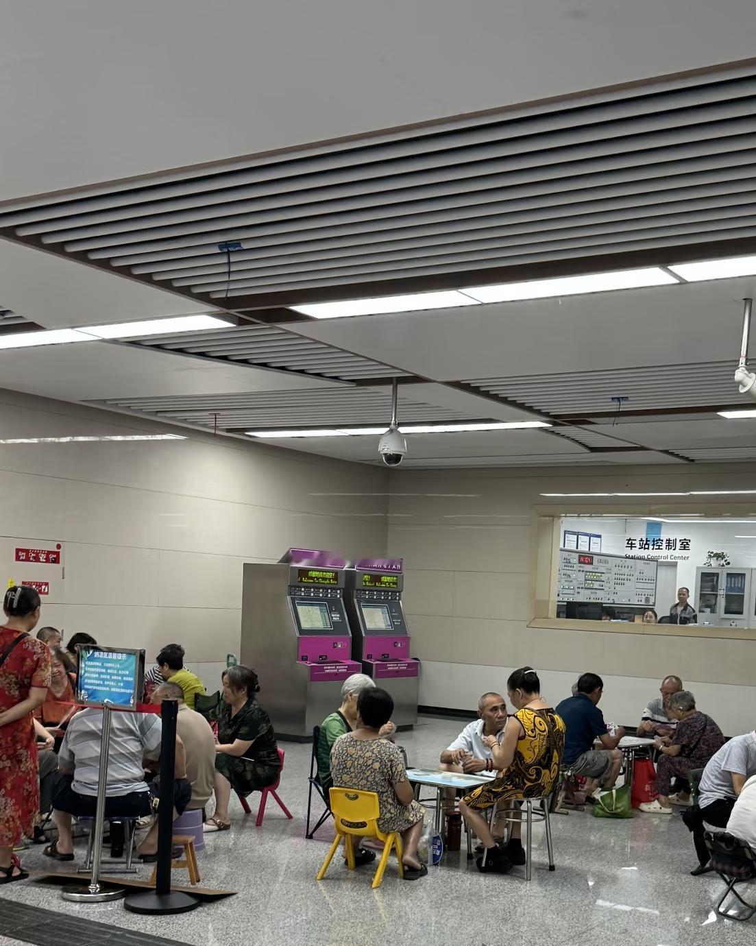 成都地铁果真太超前了[捂脸哭][捂脸哭]老一辈人真会享受反正地铁里要开空调，把冷