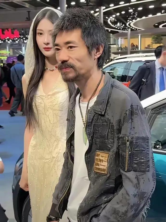 低调的奢华？这哥们的反差感绝了，穿得随意却浑身是宝，果然真大佬都低调得任性啊！