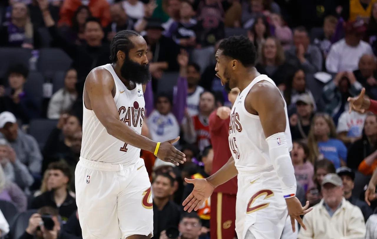 别被骑士的9连胜骗了。那甚至不是他们的完全体。你只看到米切尔像战神一样冲锋陷