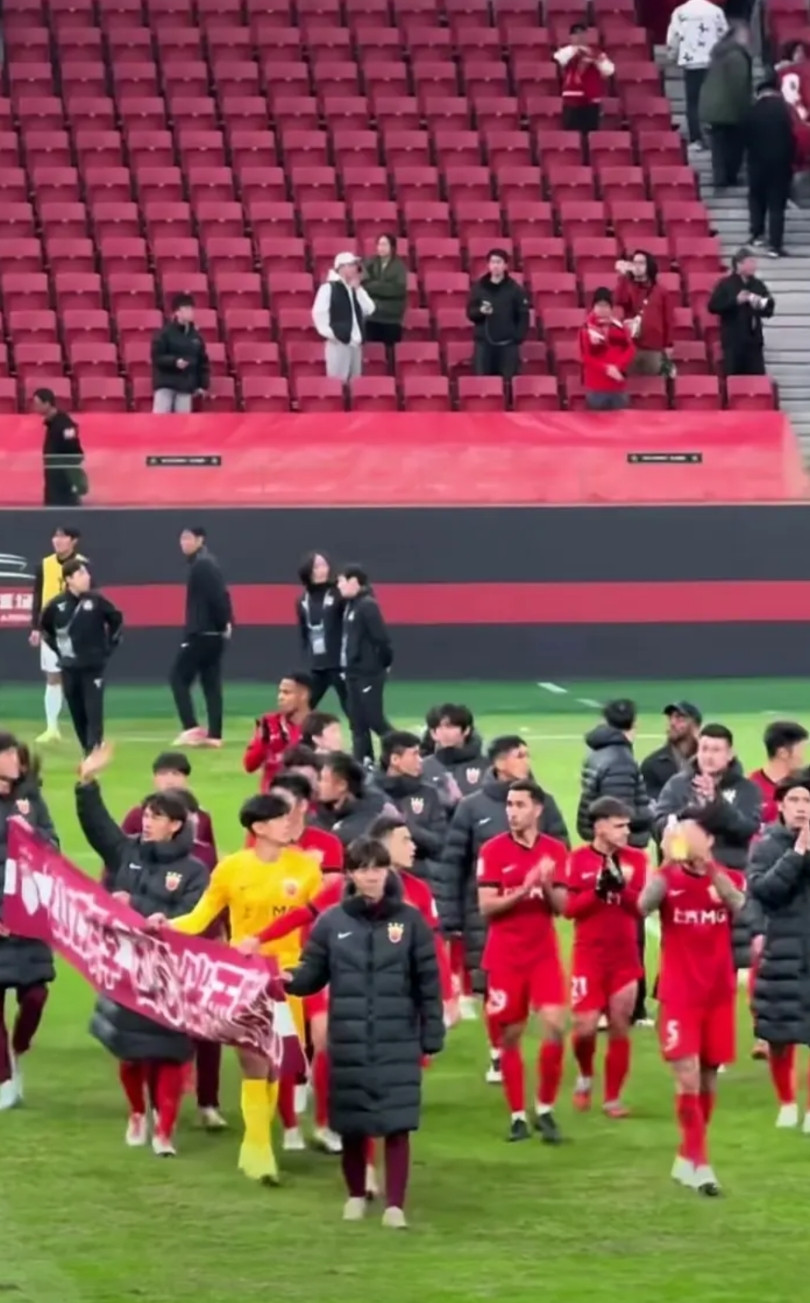 上海海港赛后在空荡荡的球场绕场庆祝也挺尴尬的。首尔球迷都懵了！这怎么都在庆祝？到