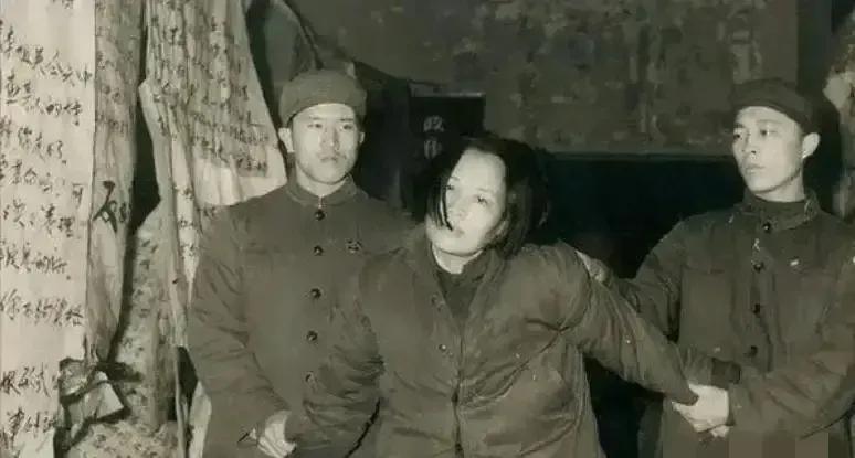 1970年的一天，北方某地万人空巷，人们都聚集在城郊的广场上看热闹，因为那里正在