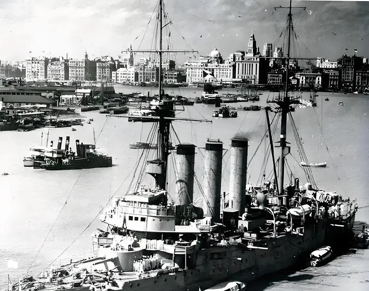 1932年一二八事变爆发后，出云号装甲巡洋舰奉命停泊在上海江面，成为日本第一外遣