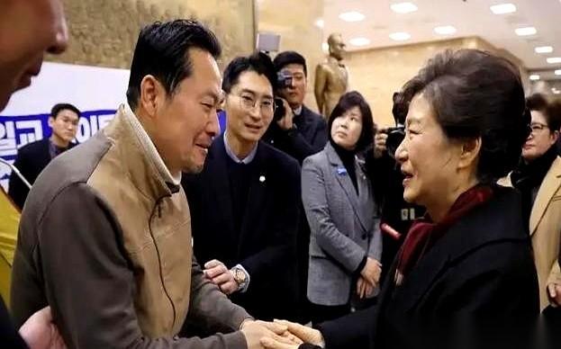 饿了8天，就靠水和盐吊着一口气，眼看就要成政坛笑话了。结果，那个消失很久的女人