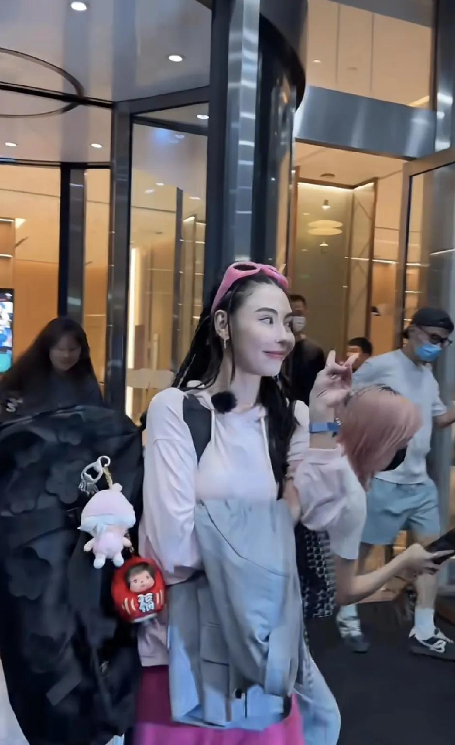 张柏芝说，女人的出门在外，麻花辫，造型，打扮起来很重要。女人，可以不化妆，但一