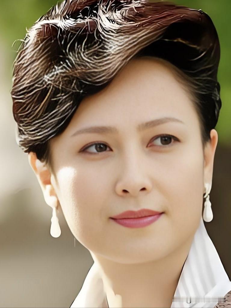 左翎，90年代银幕女神，气质温婉端庄，演技细腻动人。从《情满珠江》到《生死抉择》