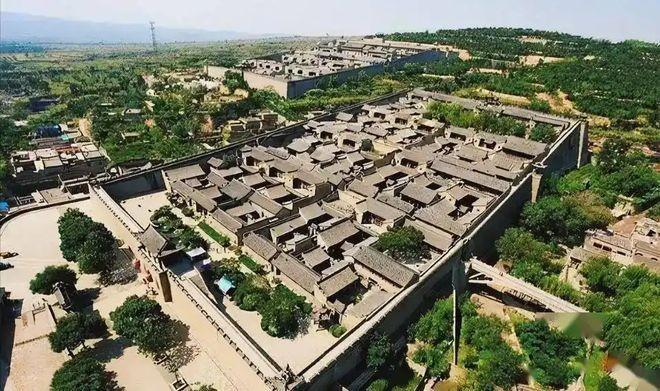 山西祁县的乔家大院占地8700平方米，建于19世纪末，是晋商鼎盛时期的代表建筑，