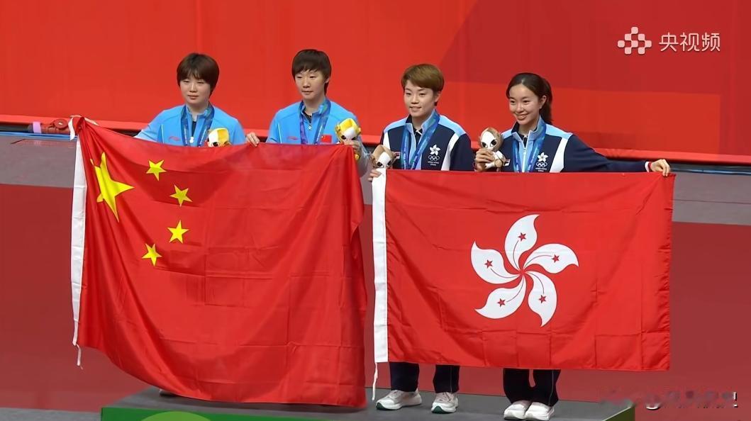 大赞中国香港女双组合！亚运会女双颁奖仪式，获得铜牌的中国香港组合杜凯琹/吴咏琳在