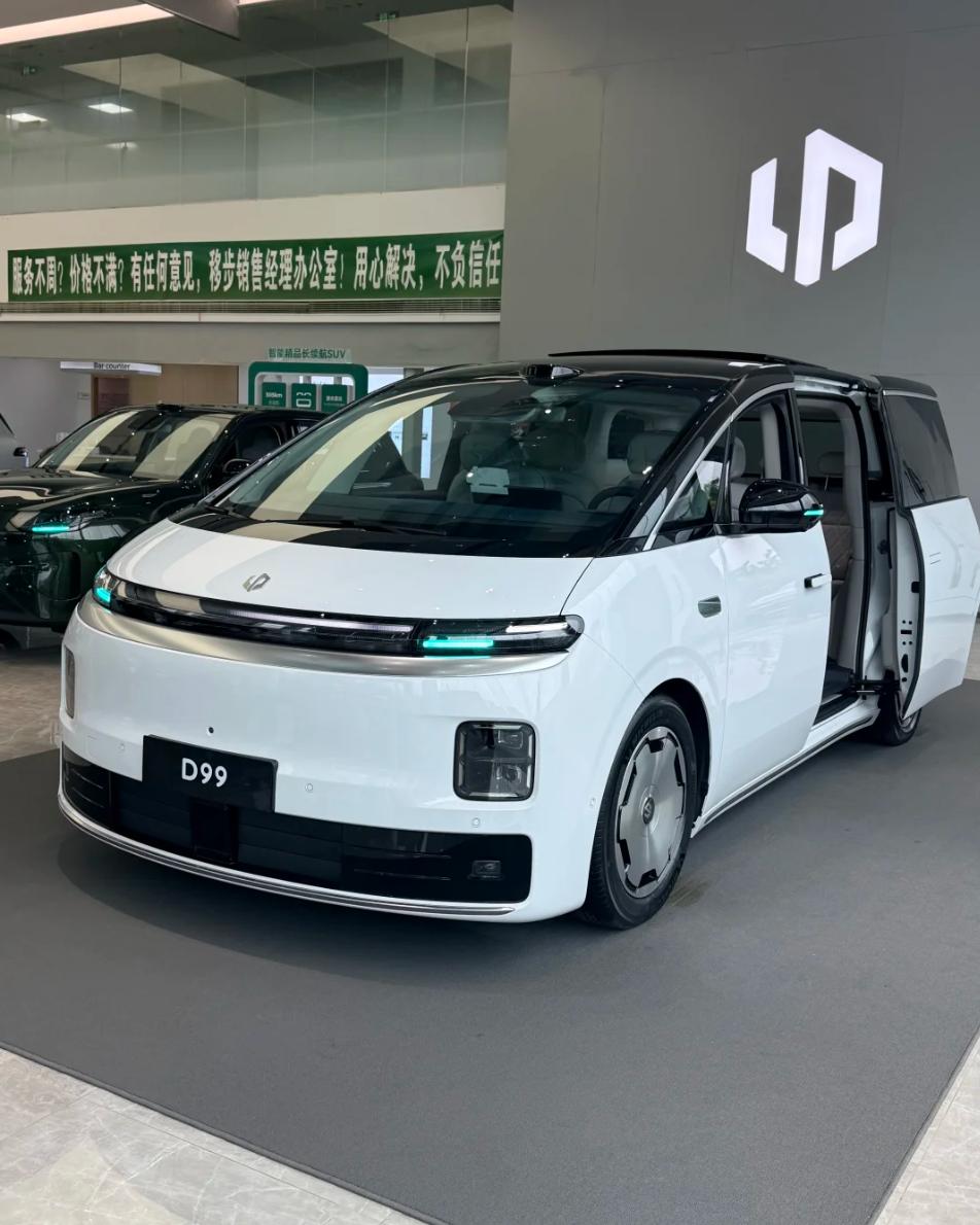 最近一直在看30万级新款MPV，零跑D99和魏牌高山8两台车价格区