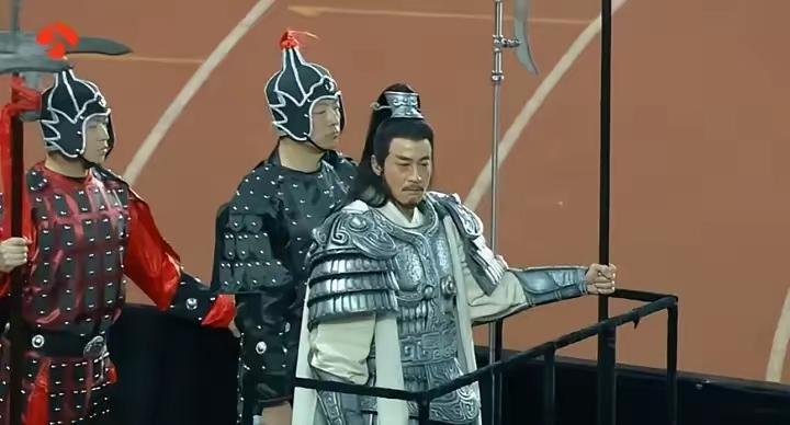 从昨天开始不停地刷到何润东要来助阵的消息，各种场景，场馆里面不停播出的三国演义里