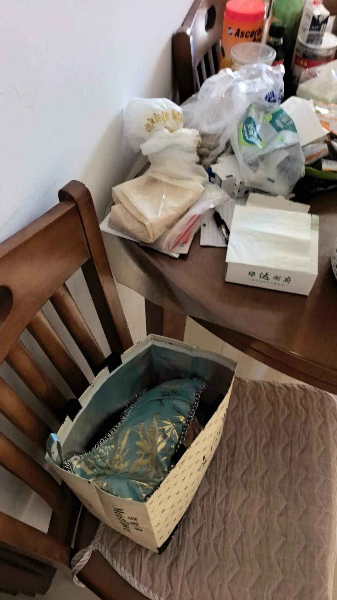 今天早上，邻居领着一家三口看他的房子，这套房子面积68平米，在二楼，已经装修好，