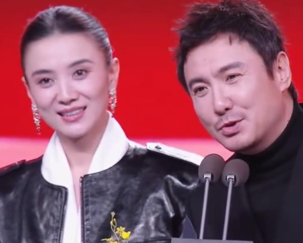 沈腾两度忘词，引台下杨幂捂嘴憋笑成表情包