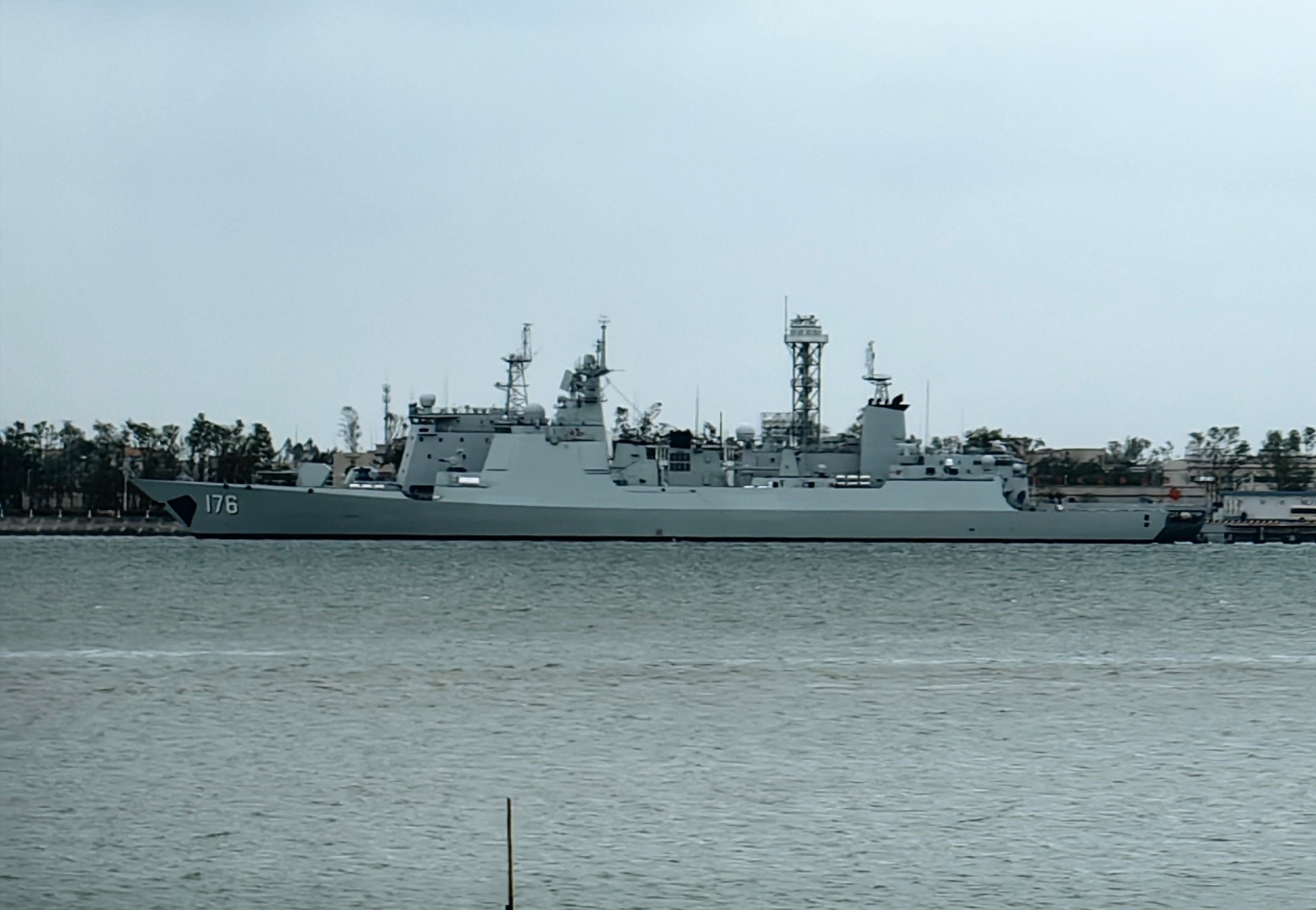 5日跟福建舰一起入役的新批次052D型176娄底舰[并不简单]还有055型10