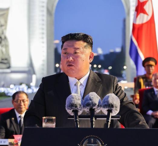 金正恩打破传统强势发表讲话，俄朝同盟竟压过中朝友谊？8月15日朝中社报道，金正恩